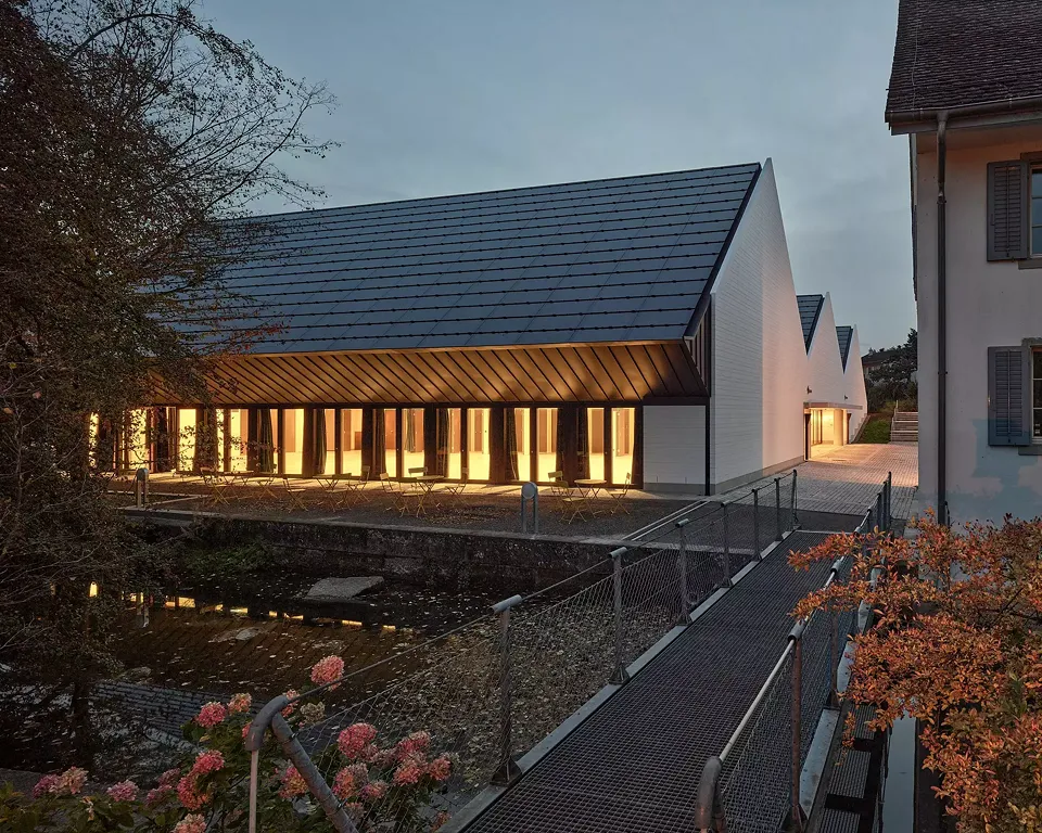 Fassade zum Kanal am Abend