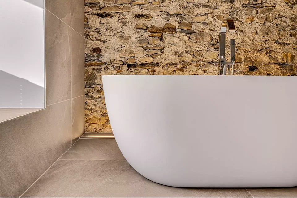 Badezimmer mit originaler Nautrsteinmauer