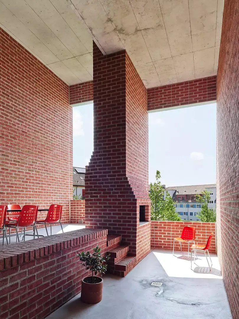Les loggias de deux unités d’habitation ont été réunies en un seul espace commun. Le muret central sert à la fois de balustrade, de siège et de rangement, et permet en outre de percevoir le relief du terrain à l’intérieur.