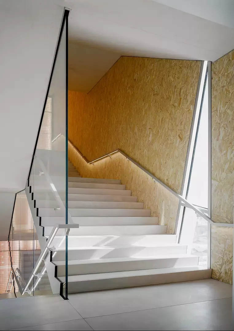Der Materialmix ist gekonnt inszeniert, die Anschlussdetails sind präzise ausgeführt. Mit erstaunlicher Akribie wurde dieses Konzept bis in den  letzten Winkel durchgezogen.
