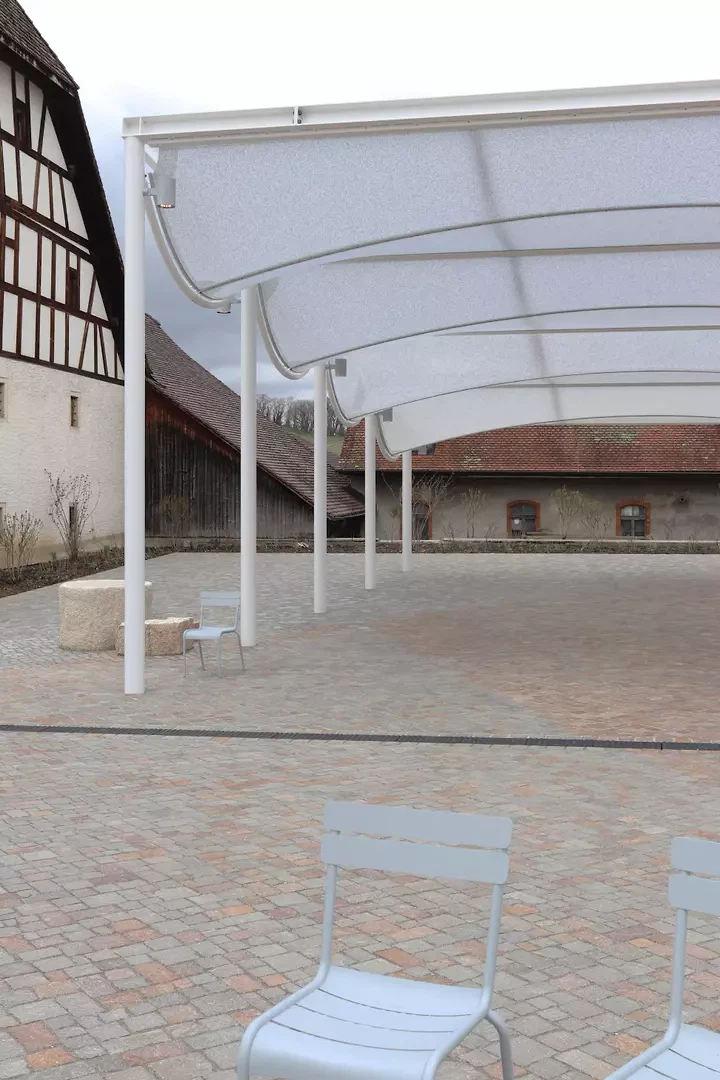 Das Pilgerforum und der Blick zum Himmel: Performativität und Mehrfachnutzbarkeit, im Alltag sowie zu Anlässen