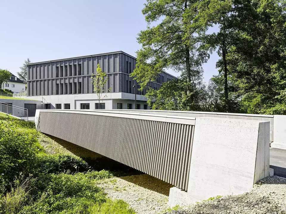 Hauptzugang mit Holzbrücke