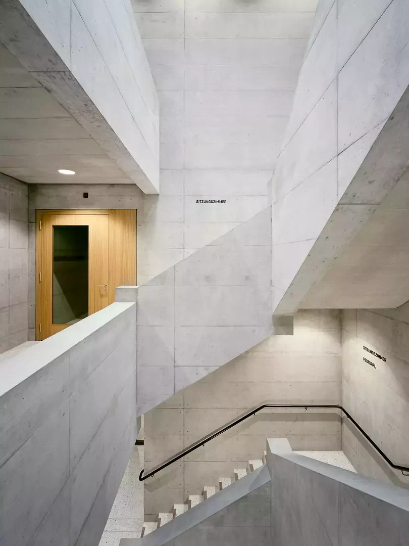 Treppenraum als präzise geführte räumliche Sequenz