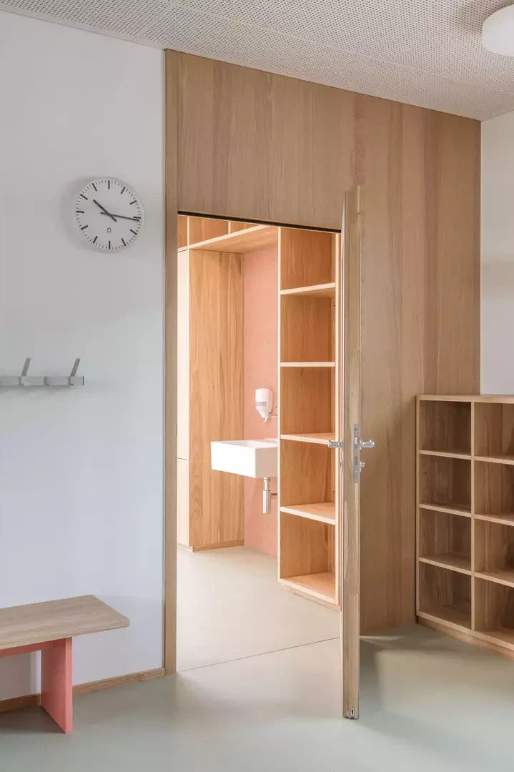 Innenausbau mit Holzrahmen und leichten Farbakzenten