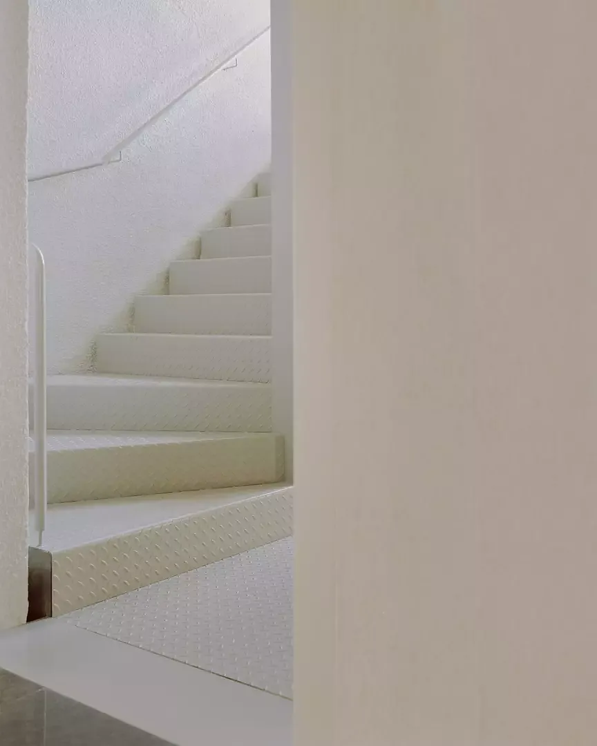 dDie neue Treppe, die die Ebenen verbindet