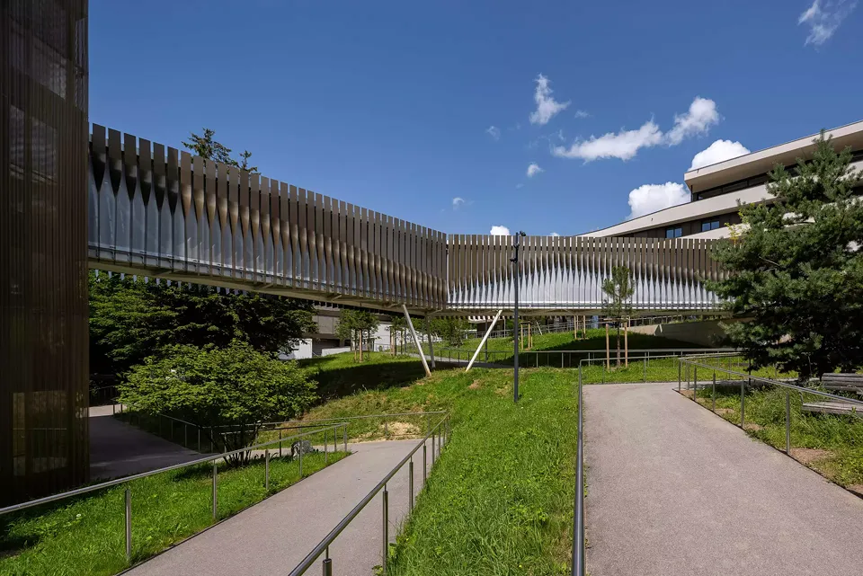 Passerelle reliant le bâtiment principal aux pavillons