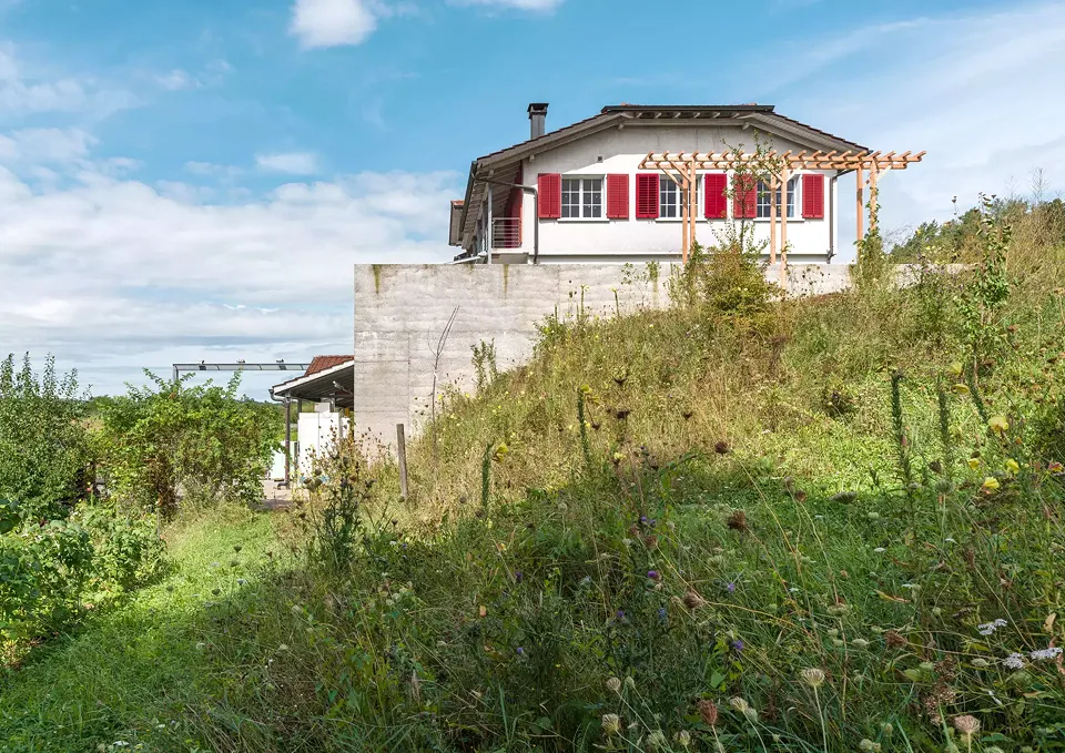 Vue extérieure du bâtiment en pente