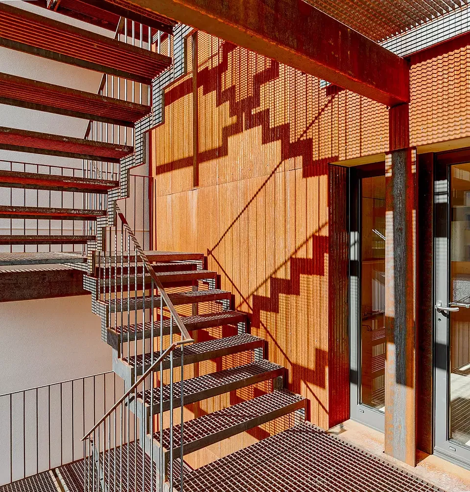 Un escalier externe métallique et anti-feu relie tous les  niveaux de l’édifice. Ce chemin de fuite, composé de caissons surdimensionnés, favorise  aussi les rencontres entre  les locataires.