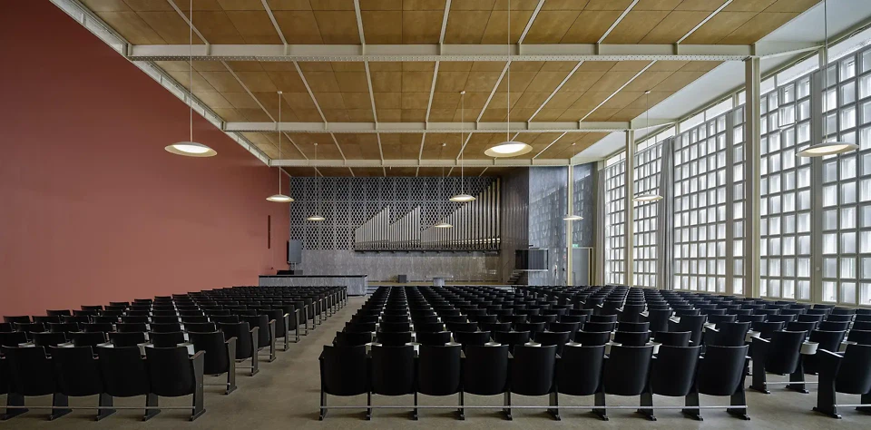 Kirchensaal in Stahlbauweise mit Fensterfront nach Süden