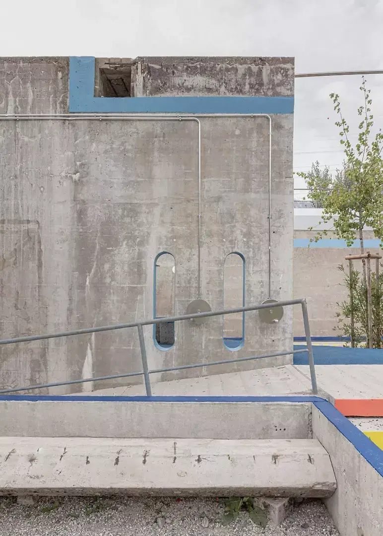 Détails de manivelles d'activation de jeux d'eau en facade sud. Rampe, banc, garde corps et murets proviennent d'éléments de découpes de la structure béton du bassin.. 