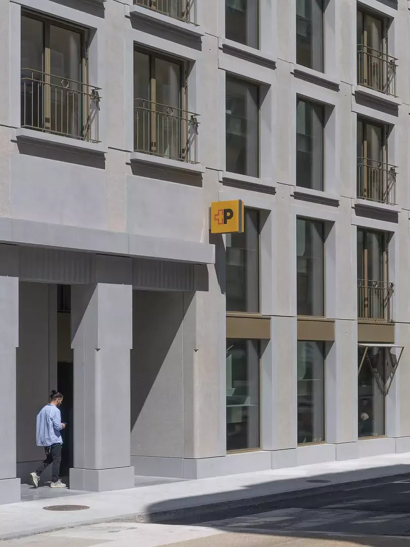 Les balconettes juste assez profond pour se tenir dehors