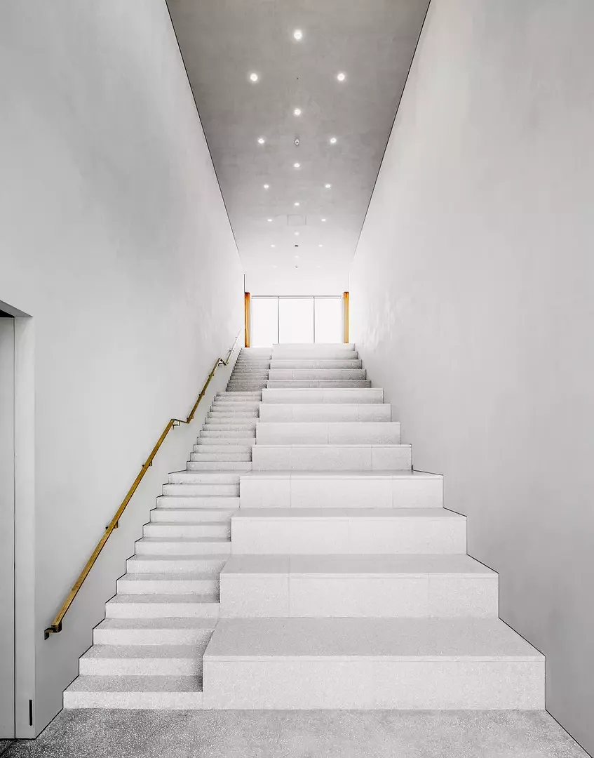La distribution verticale se fait par un escalier central qui propose aux visiteurs un parcours clair et simple pour accéder aux étages supérieurs.