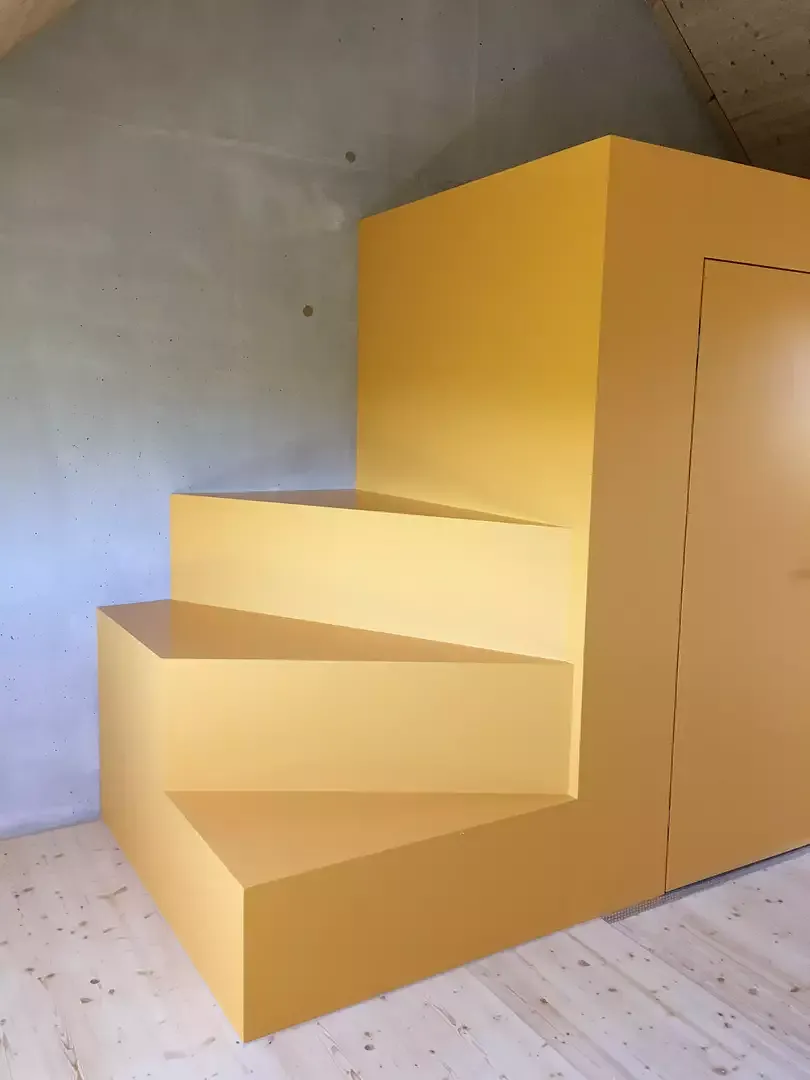 Dachgeschoss, Möbel über Treppe Gelb
