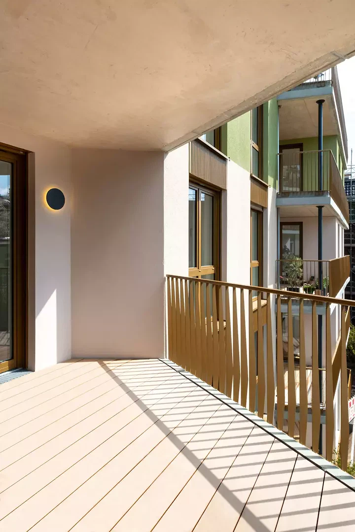 Große Balkone geben den Familienwohnungen ein vollwertiges Außenzimmer, indem der direkte Bezug zwischen Innen und Außen gelebt werden kann und das städtische Wohnen eine zusätzliche Qualität erhält.