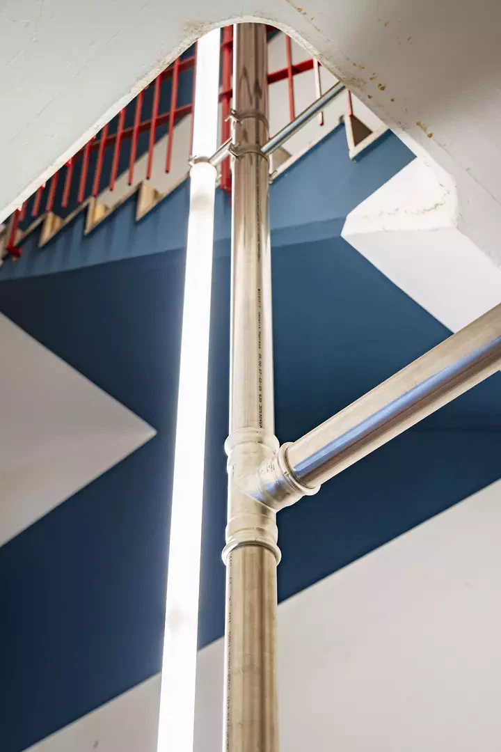 Von den Treppenhäusern wurden diverse neue Zugänge zu den Mietflächen geschaffen. Geschossweise Farbhorizonte schaffen Orientierung. Trockensteigleitungen dienen zugleich als Träger der Leuchten.
