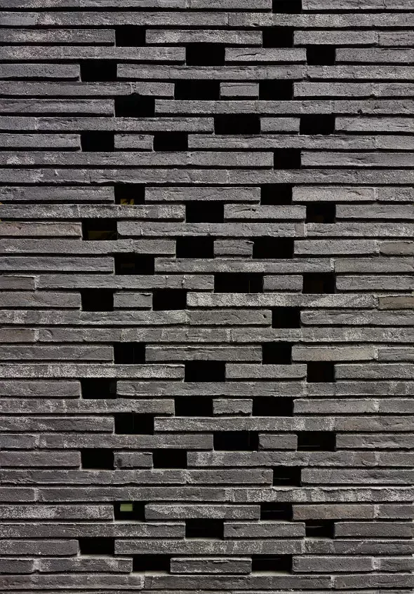 Die versetzten Lochwände ermöglichen eine geschlossenere Fassade bei gleichzeitigem Lichtspiel © K&L Architekten