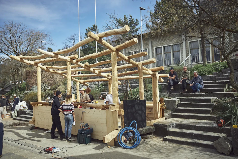 Das sichtbare Holztragwerk mit Krummholz während des Bauprozesses