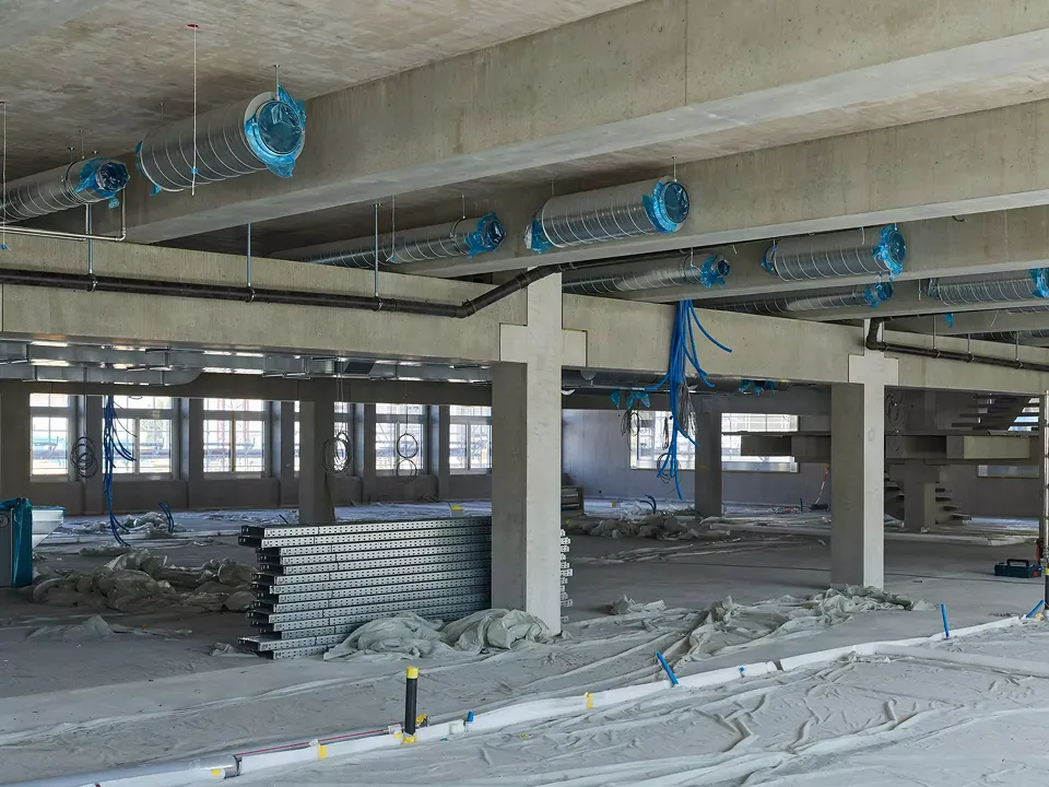 Trakt E: symbiose entre la structure porteuse et les installations techniques du bâtiment dans le gros œuvre