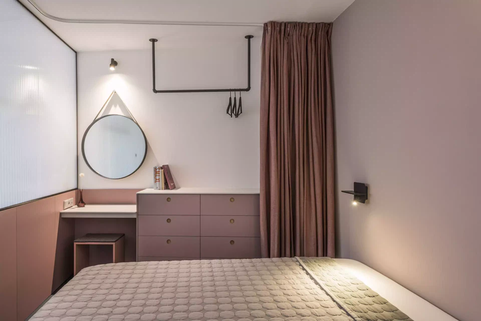 Klare Ordnung im Raum: Die transluzente Rückwand der Küche führt Licht in die Tiefe und verleiht dem Schlafbereich eine subtile Eleganz.