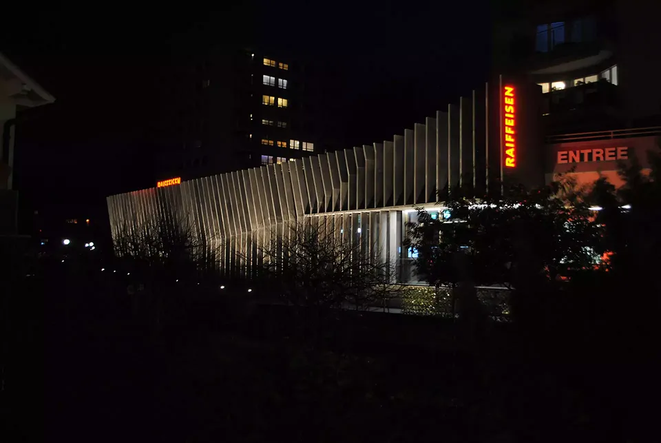 Façade principale de nuit