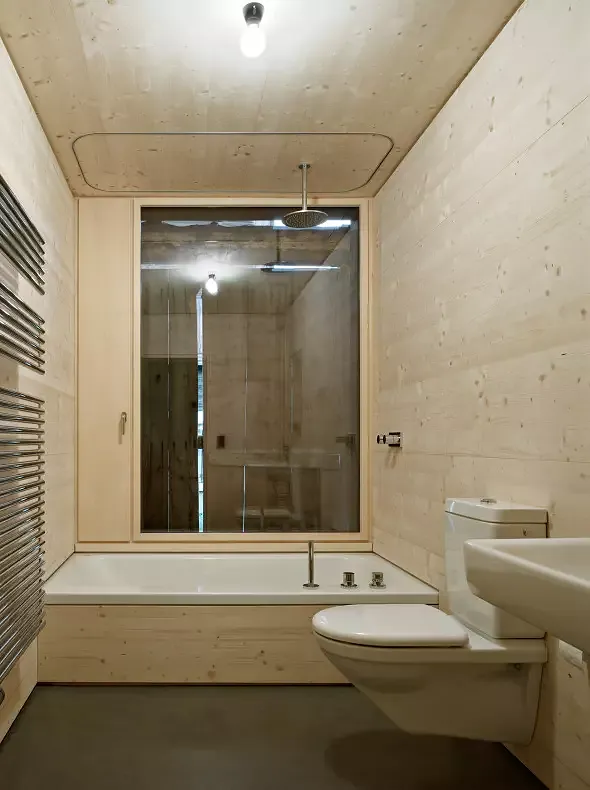 Badezimmer mit Badewanne. Die Boden besteht aus gefärbten Beton. Foto: Ruedi Walti, Basel