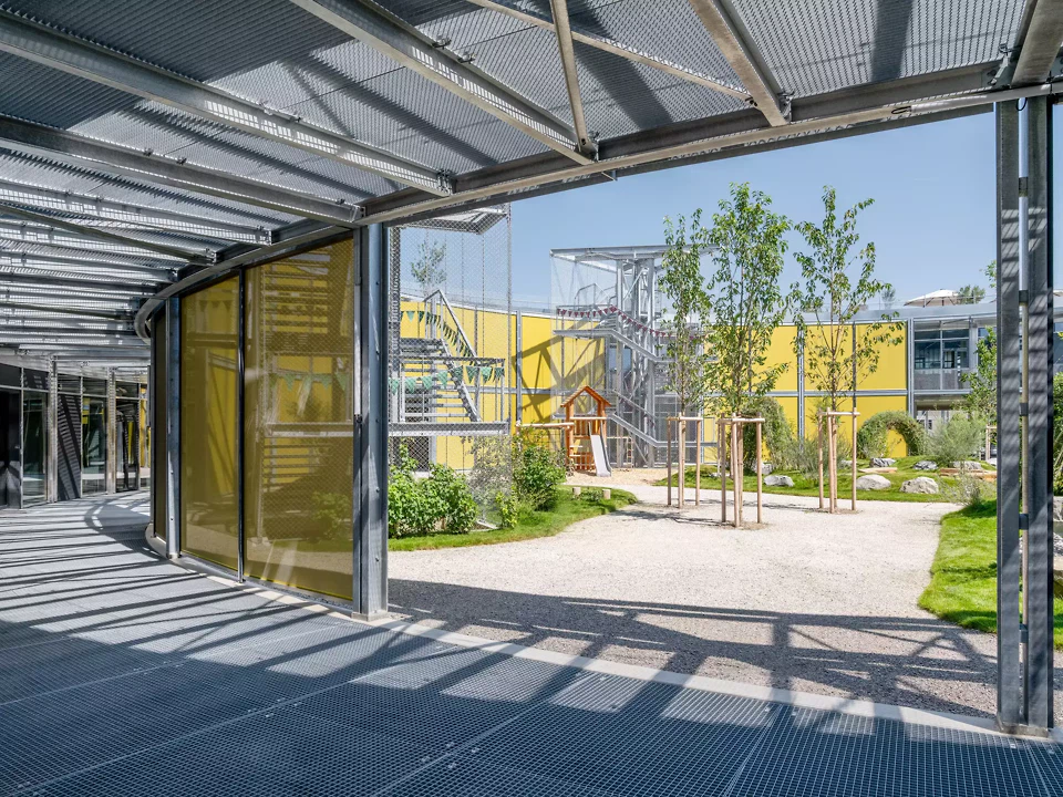 Kreisrundes Schulhaus mit Spielhof