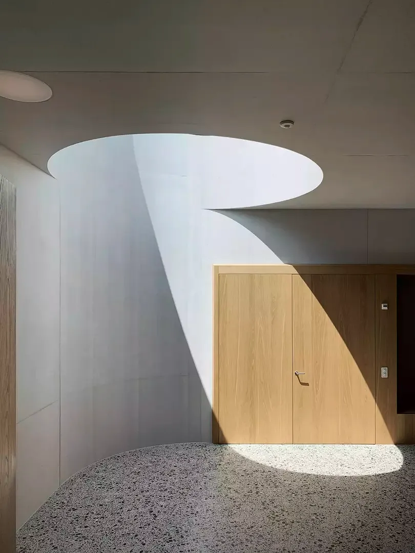 En pénétrant dans le bâtiment, on se retrouve d’abord dans un hall d’entrée qui, avec ses angles arrondis, reprend le motif du projet  des moulins des glaciers.