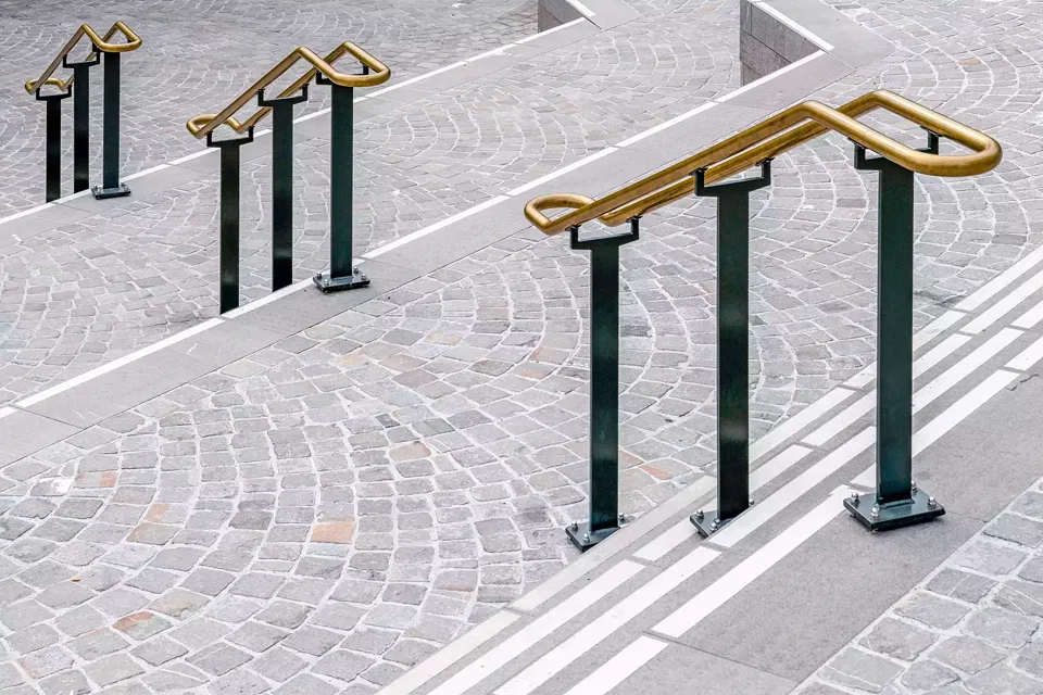 la zone devant la Cordulapassage se caractérise, de même que la Löwenplatz devant la Weite Gasse, par un pavage en arc.