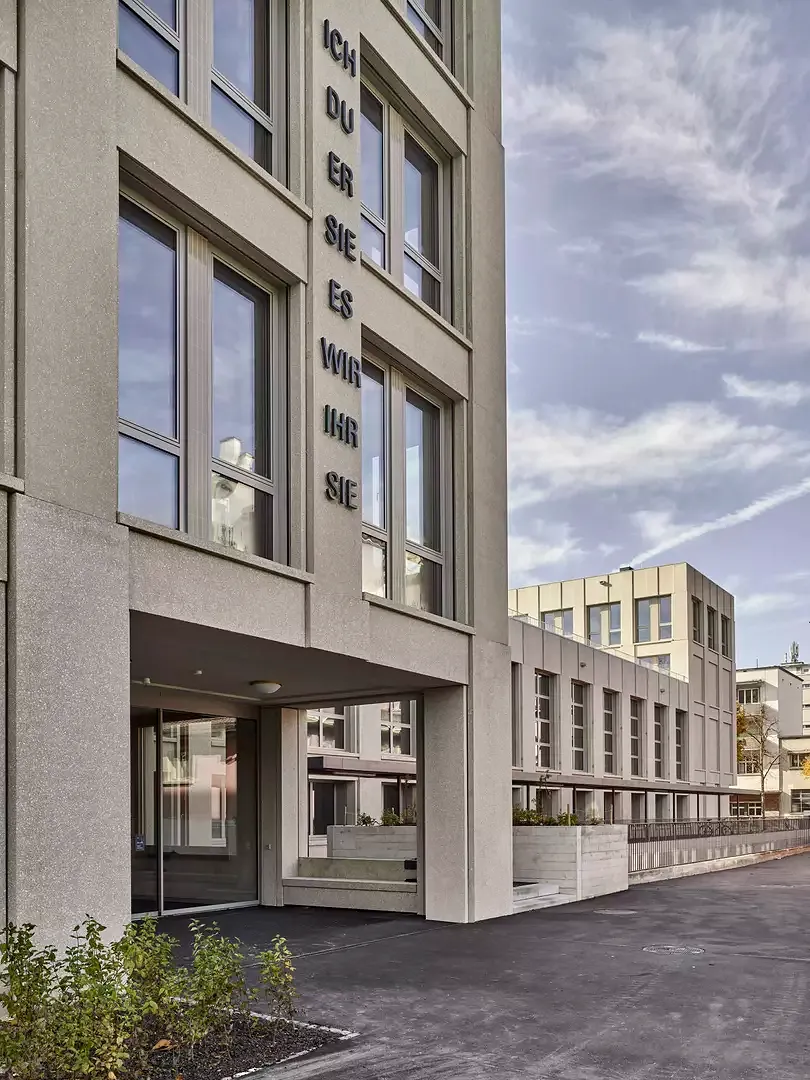 Eingang Schule