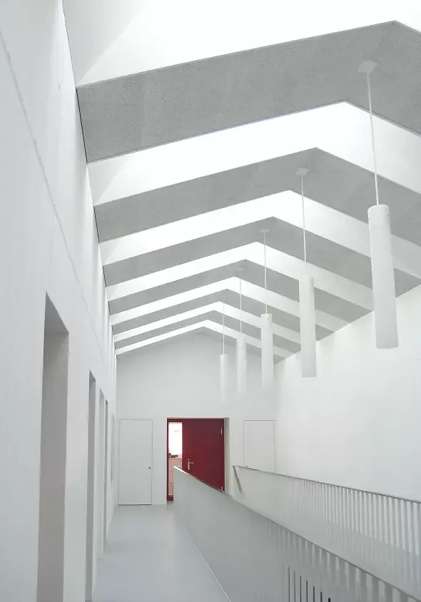 Halle mit fächerartigen Oblichtschlitzen (Foto: Architekten)