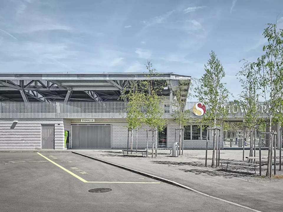 Eishalle_mit_Haupteingang