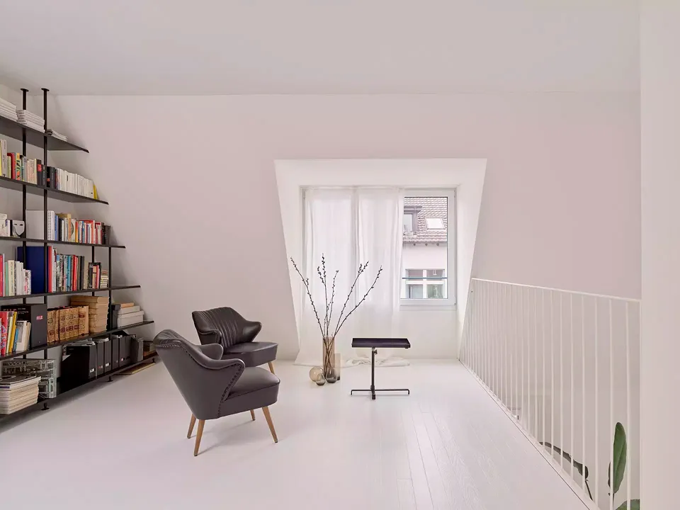 Querbezüge zwischen Hof, Strasse und Himmel prägen das Innere der Wohnungen.