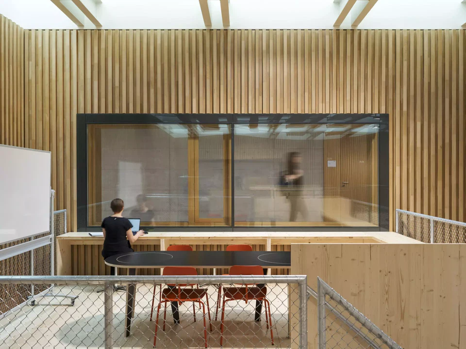 Fokusarbeitsplatz und Sichtbezug zum Gang