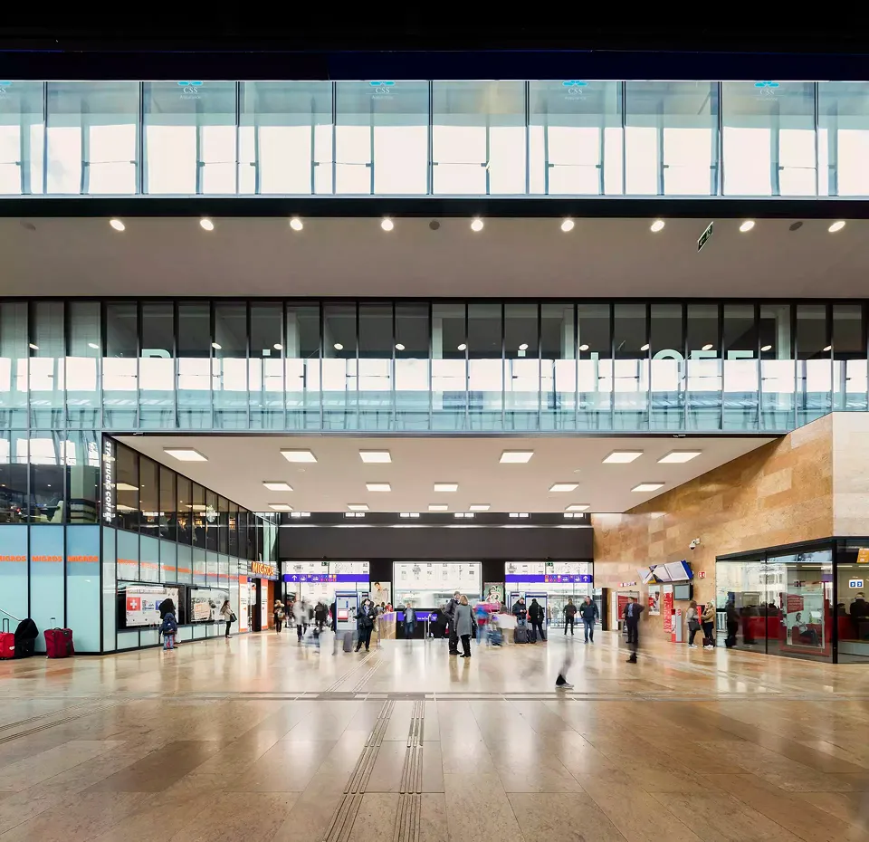 Mall mit Blick zu den Büros