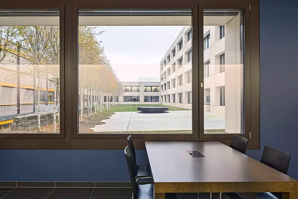 Arbeitsplatz mit Ausblick Innenhof