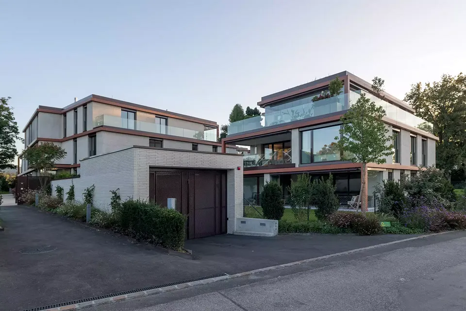 Ansicht Strasse mit Garageninfaht