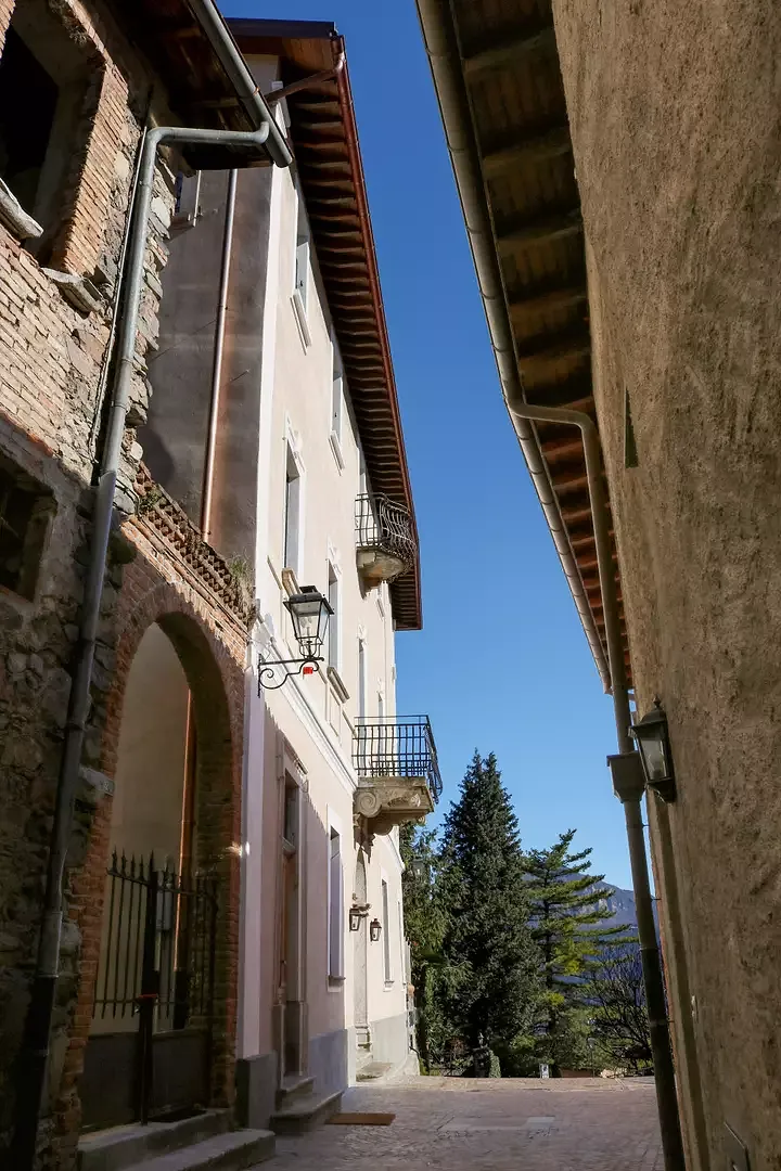 Inscrit comme bien culturel local, le bâti de ce Palazzo se pose en sentinelle à l’angle de la route. Le corps du bâtiment rectangulaire offre un volume total de 3000 mètres carrés répartis sur trois niveaux et un rez-de-chaussée.