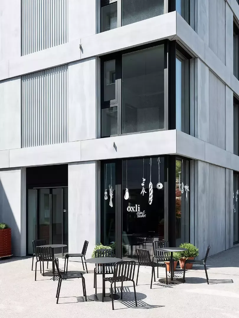 Im Erdgeschoss, zum Ochsenplatz ausgerichtet, befindet sich das Bistro Öxli.