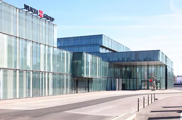Richtung Hauptbahnhof kragt das Bauwerk kraftvoll aus und heisst mit grosser Geste Besucher*innen willkommen.