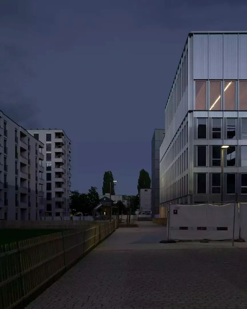 Image nocturne du bâtiment dans son contexte urbain