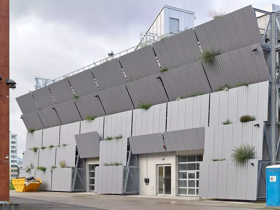 Blumen, Kräuter und Sträucher bevölkern die Fassade.