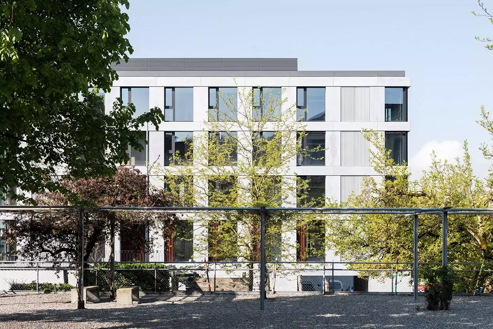 Die raumhohen Fenster mit den dunkelgrauen Profilen treten dezent in den Hintergrund.