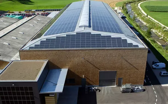 Photovoltaikanlage auf dem Dach des Werks