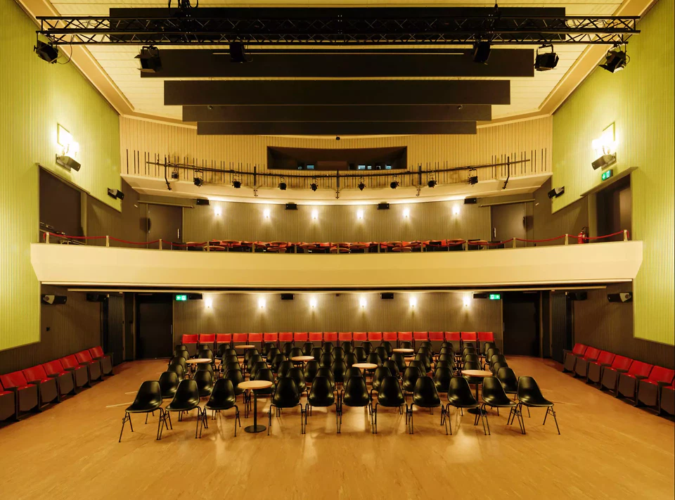 Marabu sanft renoviert – Saal mit Balkon