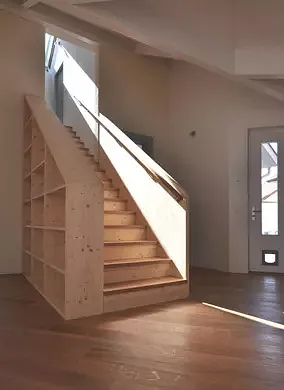 Treppe neue Verbindung zwischen Alt- und Neubau
