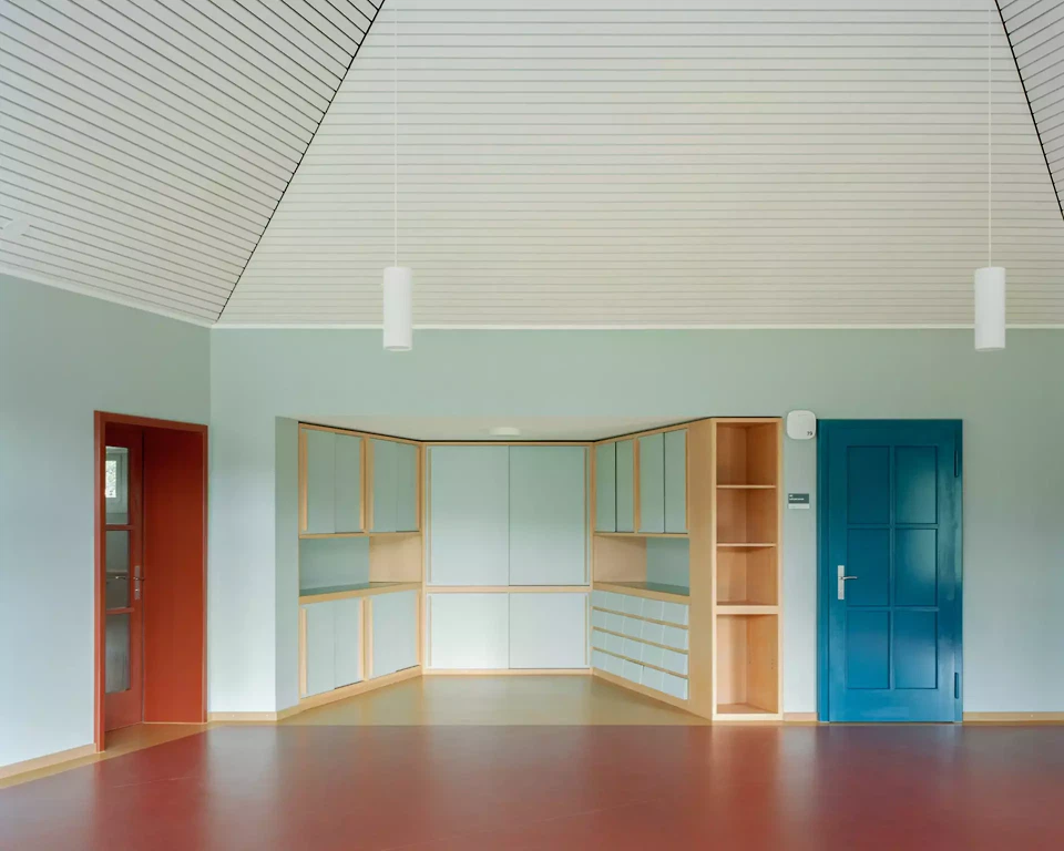 Bauzeitliche Einbaumöbel wurden aufgefrischt und weitergenutzt.