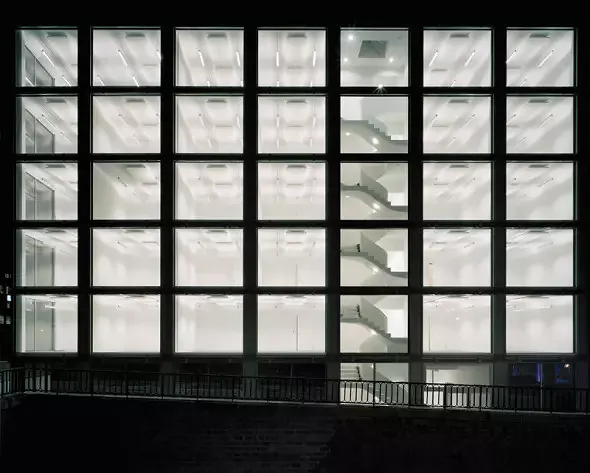 vue de nuit la façade ouest avec l'escalier