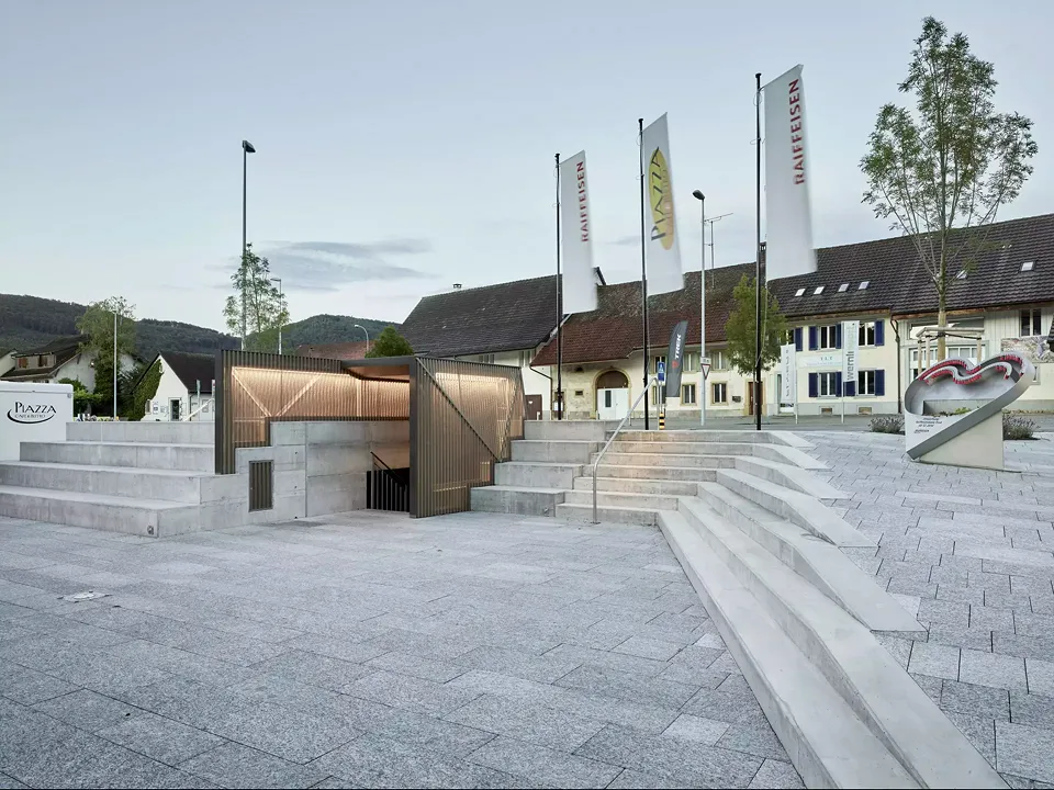 Treppe und Tiefgaragenabgang