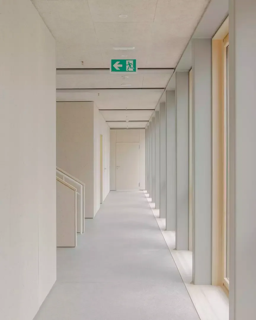 Image de l'espace de distribution des vestiaires sportifs