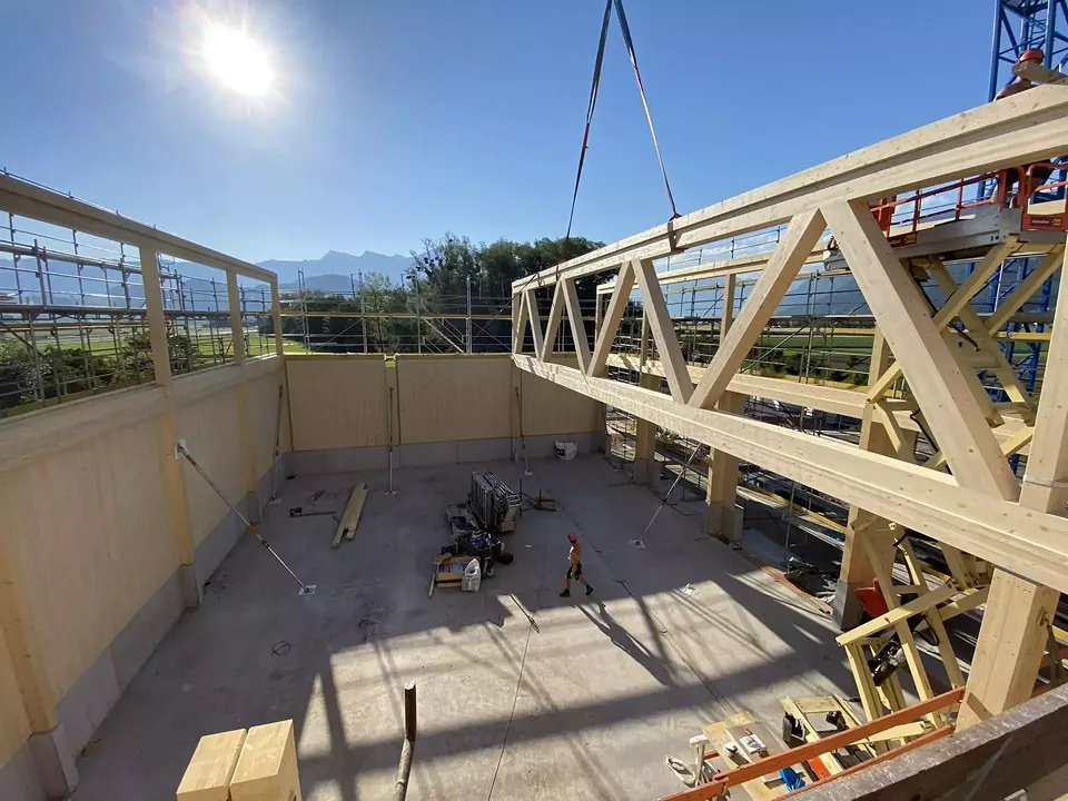 Montage der Fachwerkträger im Juni 2020.